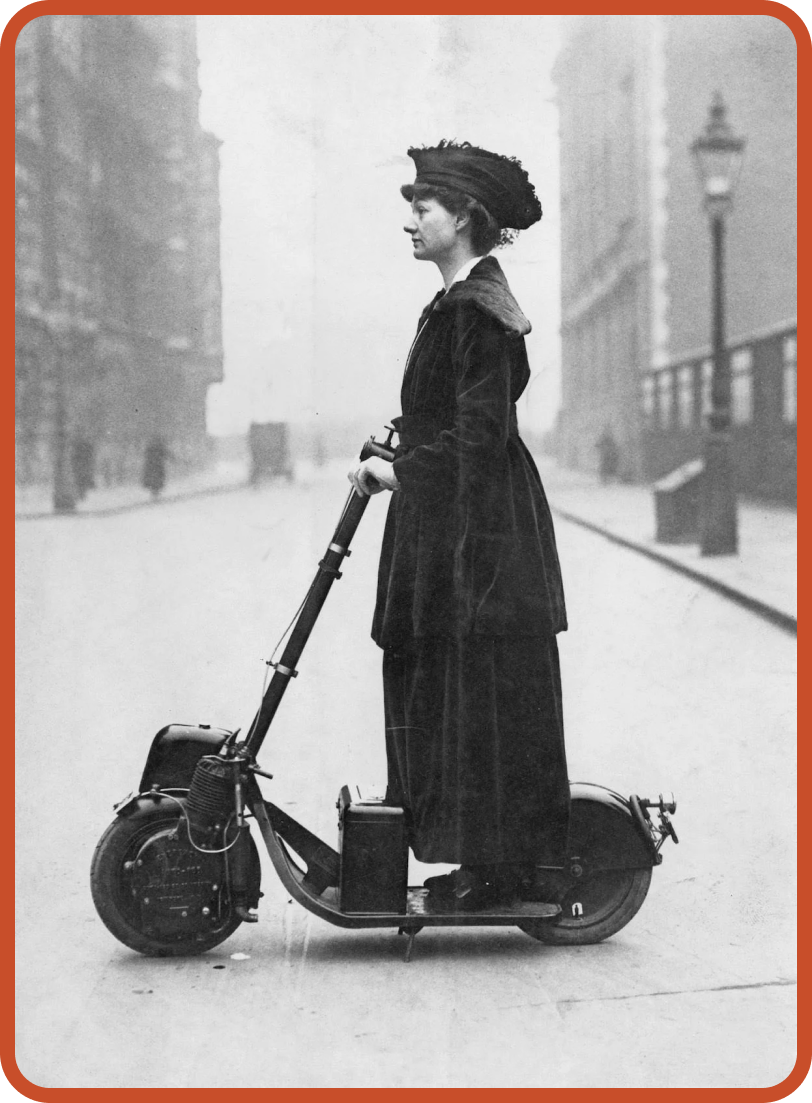 Figure.1 1916년 오토페드를 타고 있는 영국의 참정권 운동가인 플로렌스 노먼 부인