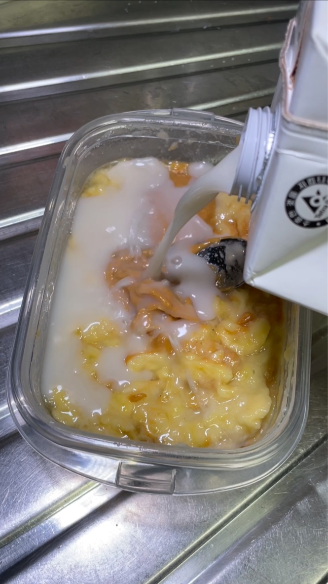 저는 식이섬유가 풍부한 귀리우유로 대체해봤습니다.
