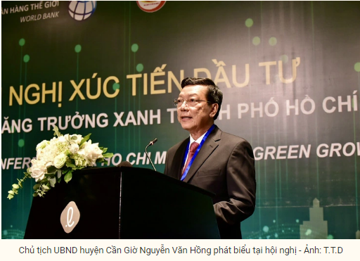 컨퍼런스에서 발표하는 응우옌 반 홍(Nguyễn Văn Hồng) 껀저 현 인민위원장
