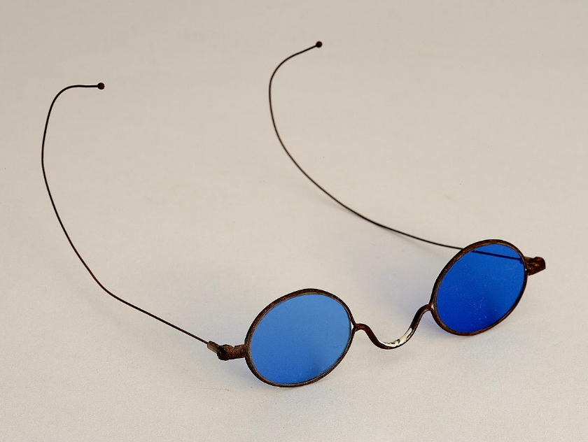 Figure.1 제임스 에이스코프의 선글라스, 사실 그는 현미경으로 더 유명하다 ⓒGoogle Arts & Culture