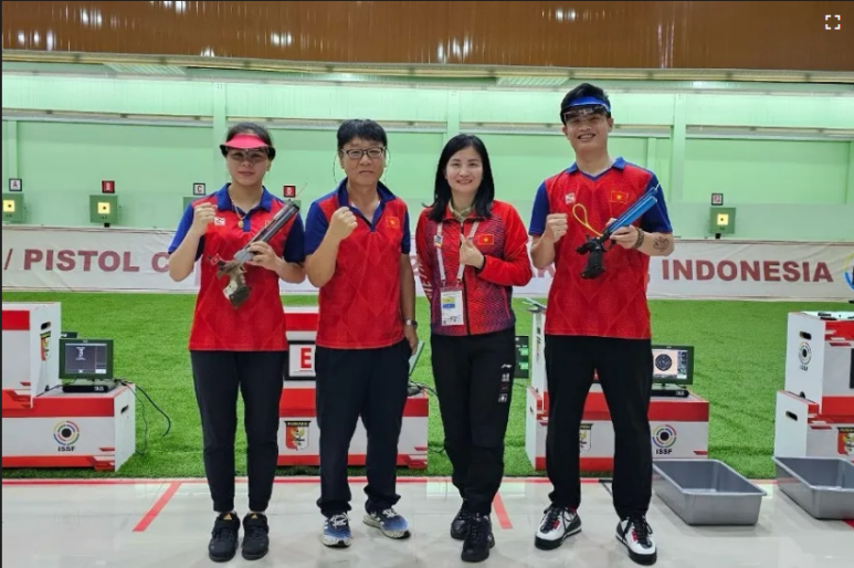 찡 투 빙 선수(좌), 박충건 감독(좌측 두번째), 팜 꽝 휘 선수(우)