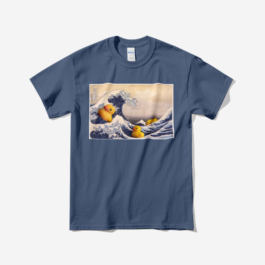 파도 사이로 풍랑에 휩쓸린 배 세 척을 볼 수 있는데, 이즈나 보소 지방에서 생선을 운반하던 속도가 빠른 배 ‘오시오쿠리’로 보인다.&nbsp;오시오쿠리의 길이가 12미터 정도였으니&nbsp;파도의 높이는 대략 14-16미터.&nbsp;이들이 거센 풍랑에서 빠져나갈 확률은 거의 없어 보인다. 그러나&nbsp;대자연은 인간의 절망에 무심한 법, 원경의 눈 덮인 후지산은 그들의 사투에 아랑곳없이 태연하다