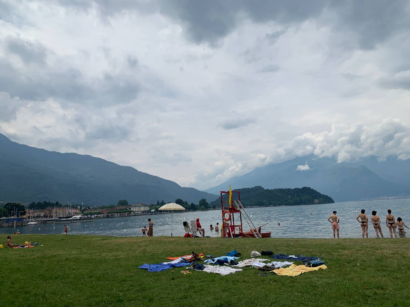 in colico lake, 비키니를 입어도 아무도 신경 쓰지 않는 사람들 /나도 이번 여름에 비키에 도전해볼까....