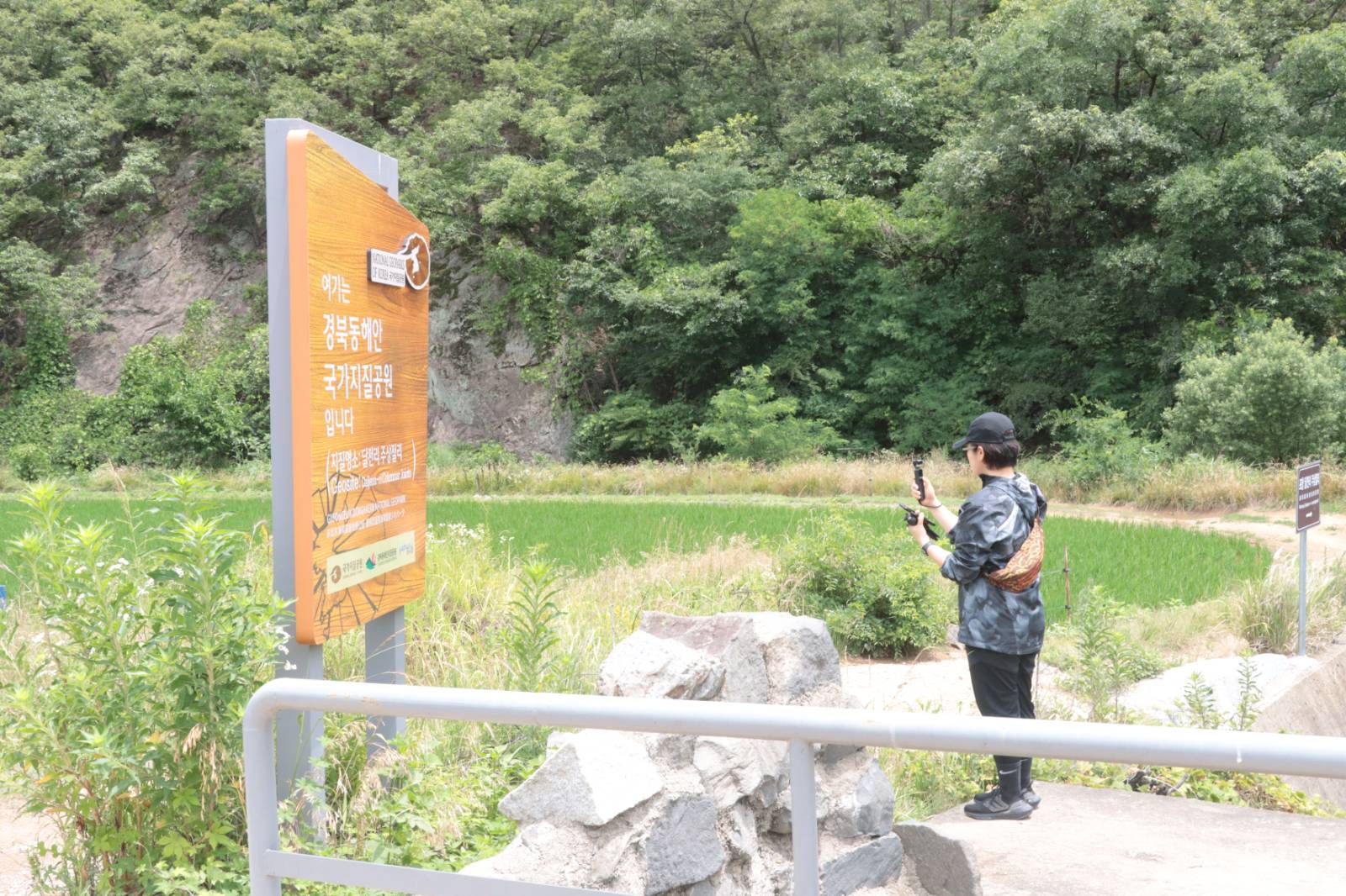 포항 주상절리터를 방문한 김보경 작가 모습