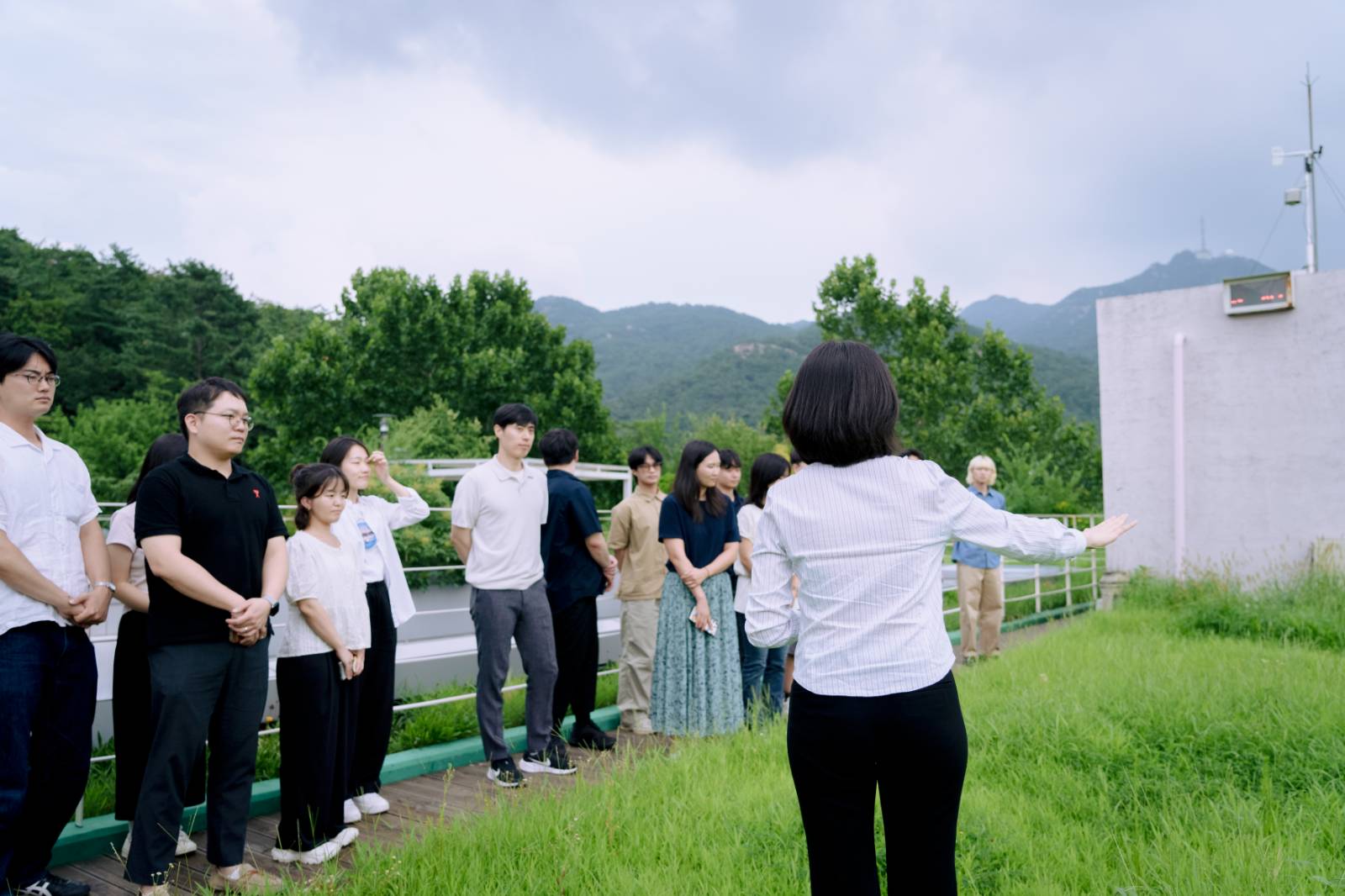 환경대학원의 대표 녹지 공간인 옥상정원을 안내하는 학생회장