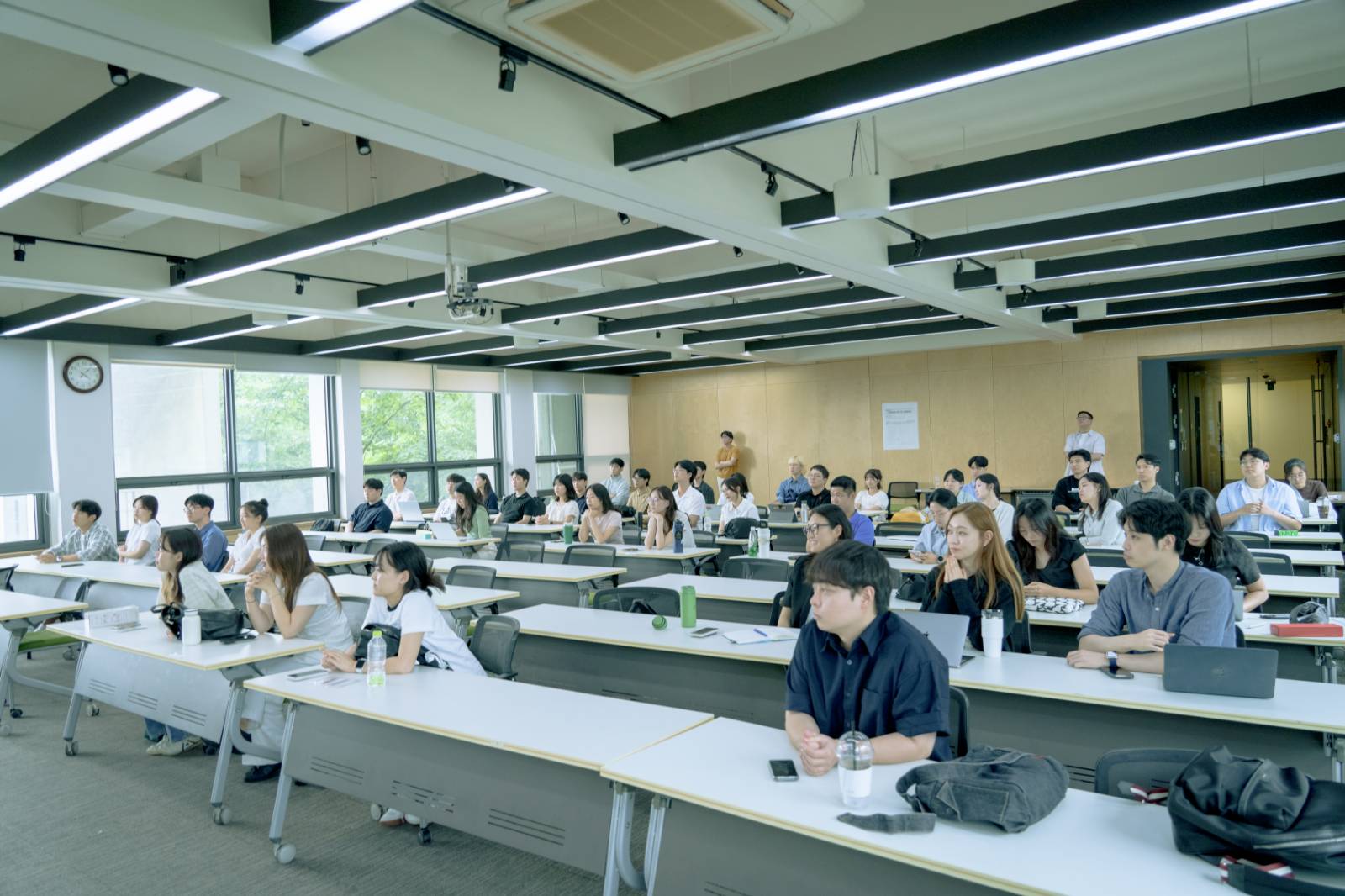 동아리 활동 설명을 경청하며 관심을 보이는 신입생들