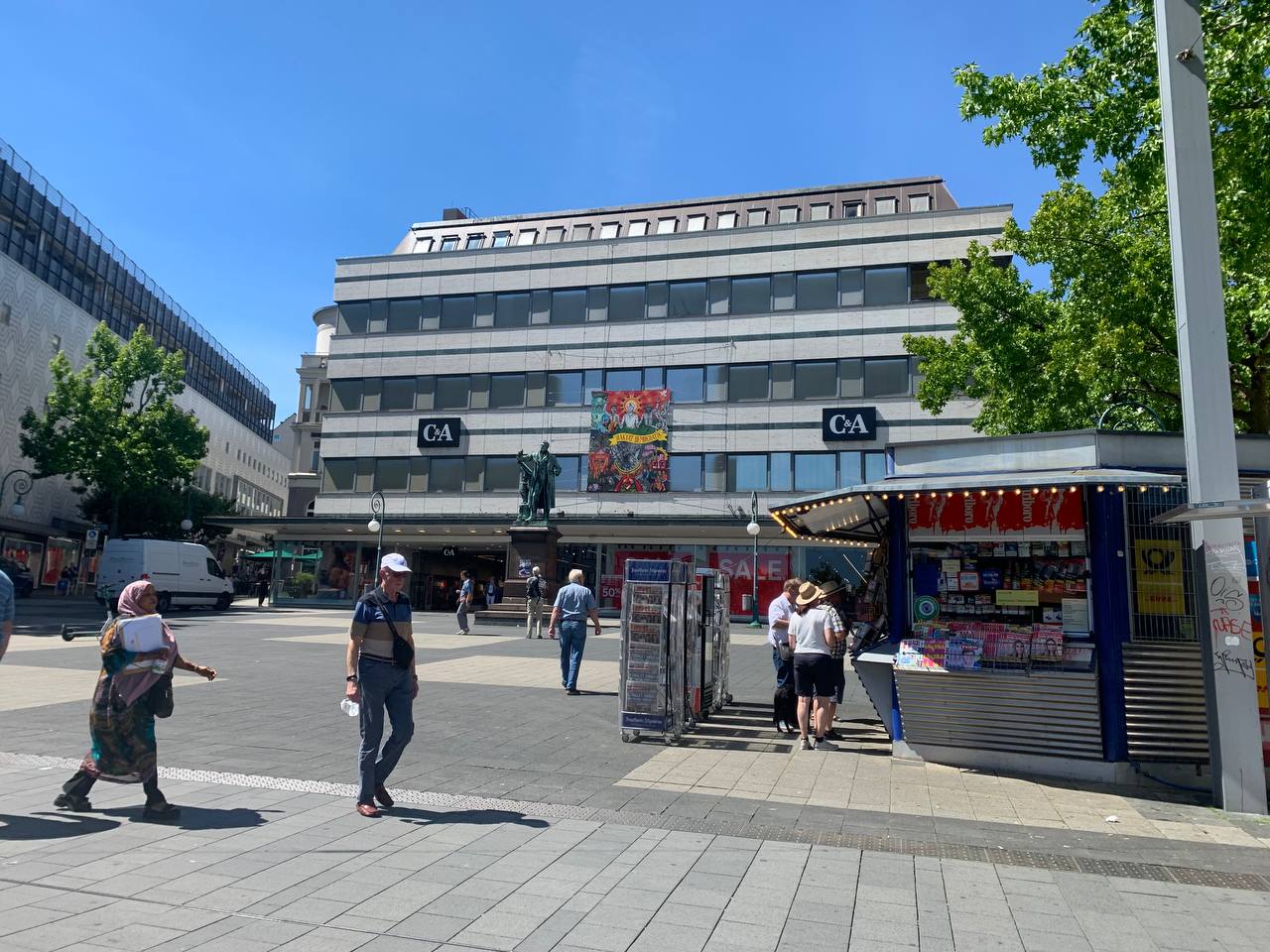 메인 전시장으로 가는 길에 있는 건물이다. 위풍당당한 동상이 있다. 여기서 건물 구경하느라 동행인들이랑 잠시 멈춰있었는데 한 홈리스(추정)이 다가와서 마치 엔피씨처럼 건물 설명을 해줬다. “베리베리 익스펜시브 패밀리 원스 리브드 히얼. 벗 나우 데얼 곤. 유씨? 유씨? 잇츠 올 뉴 나우. 에브리띵 인 히얼 이즈 올 뉴. 벗 헌드레드 이어즈 어고 데얼 워즈 언 익스펜시브 빌딩. 유씨? 유씨?” 그 아저씨는 똑같은 스팟에 고정된 채로 우리한테 옛날 부자들 이야기를 해줬다… 너희에겐 평평한 관광지이겠지만, 기억하라! 이 곳은 부자들의 곳이었고 지금도 마찬가지다! 그의 옛날 이야기에는 어딘가 감동이 있었다…&nbsp;