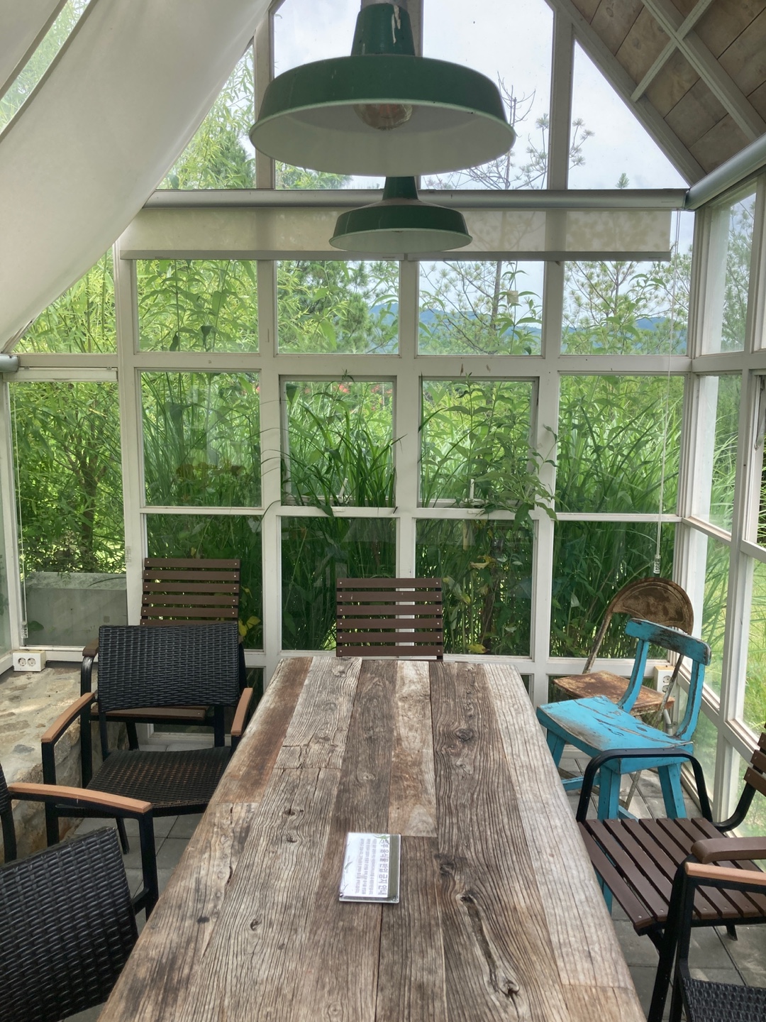 차를 마시거나 책 나눔 등 다양한 소모임을 위한 온실 공간