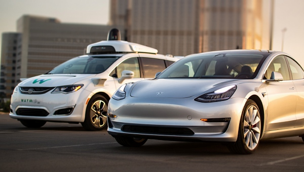 테슬라와 웨이모가 자율주행 결함 논란에 휩싸였다. [사진: Reve AI]