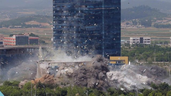 북한은 250억 들인 연락사무소를 폭파하며, 평화무드에 선을 그었다