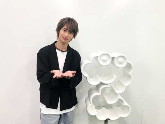 가장 빠른 아침을 알려오는 'ZIP'에 출연한 배우 요코하먀 류세이. 손동작은 뭘 달라는 건 아니고요, 늘 출연자들에게 '집프'라 말하며 방송 로고를 손으로 그려달라 요청해요. 