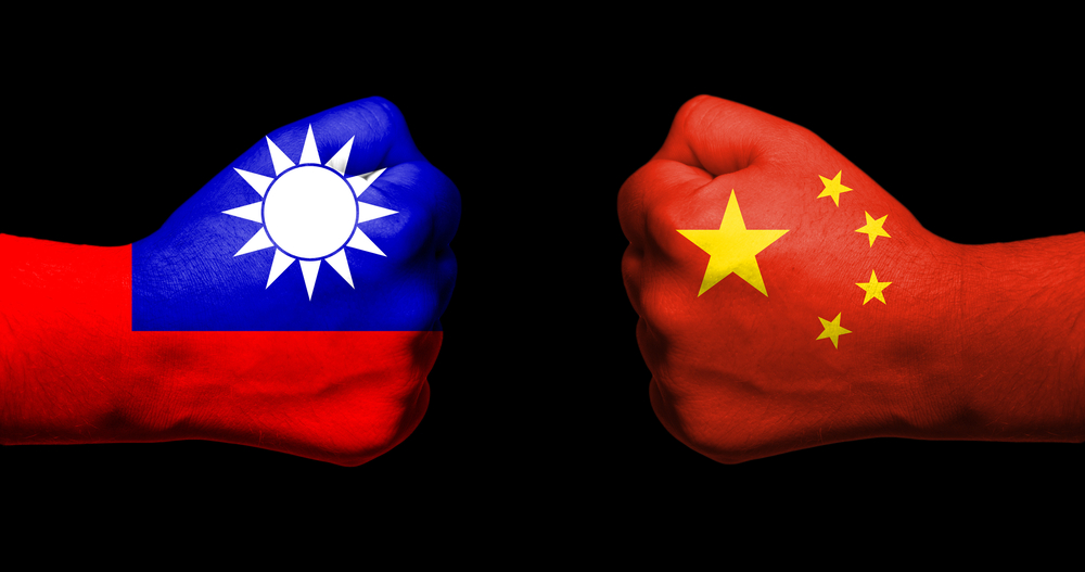 왼쪽은 대만(중화민국) 국기, 오른쪽은 중국(중화인민공화국) 국기. shutterstock