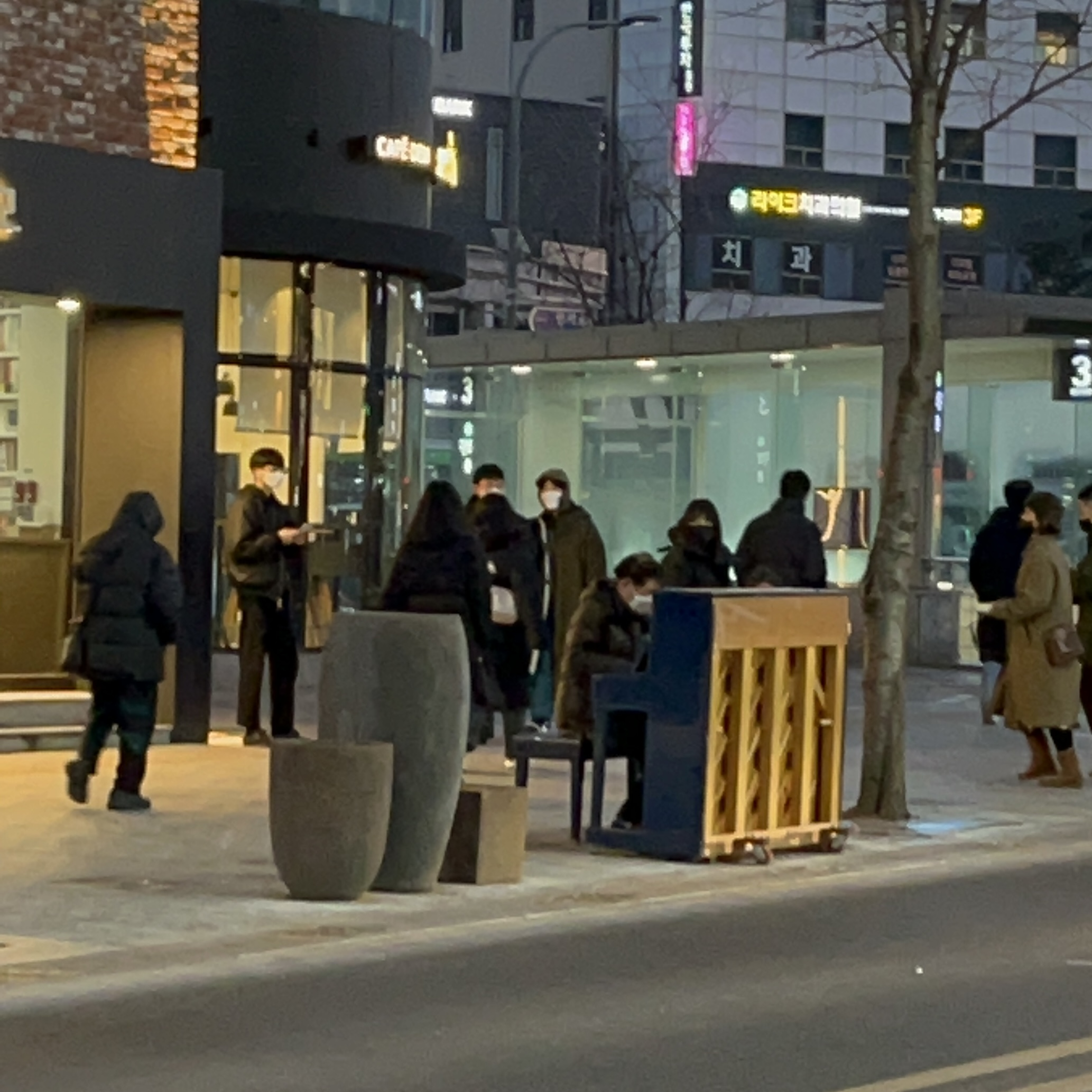 신촌역 3번출구에서 만난 피아노와 아저씨