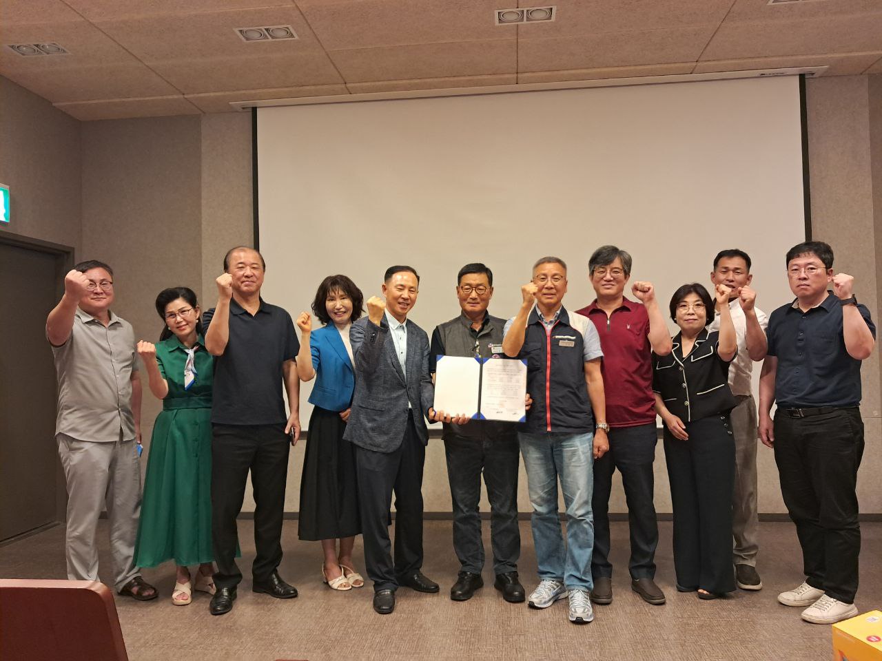 조선이공대지회 임단협 체결식 정영일 광주전남지부장이 단협을 들고 있다