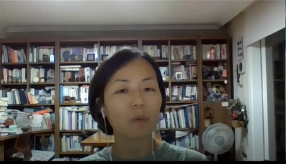 배경으로 보이는 책장, 방 한면이 책장이라니.. ㄷ ㄷ ㄷ&nbsp;