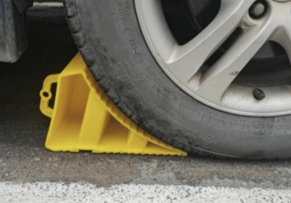 작은 굄목 하나가 차를 멈추듯, 나만의 작은 시간이 내 일상을 지키는 효능감을 불러옵니다.