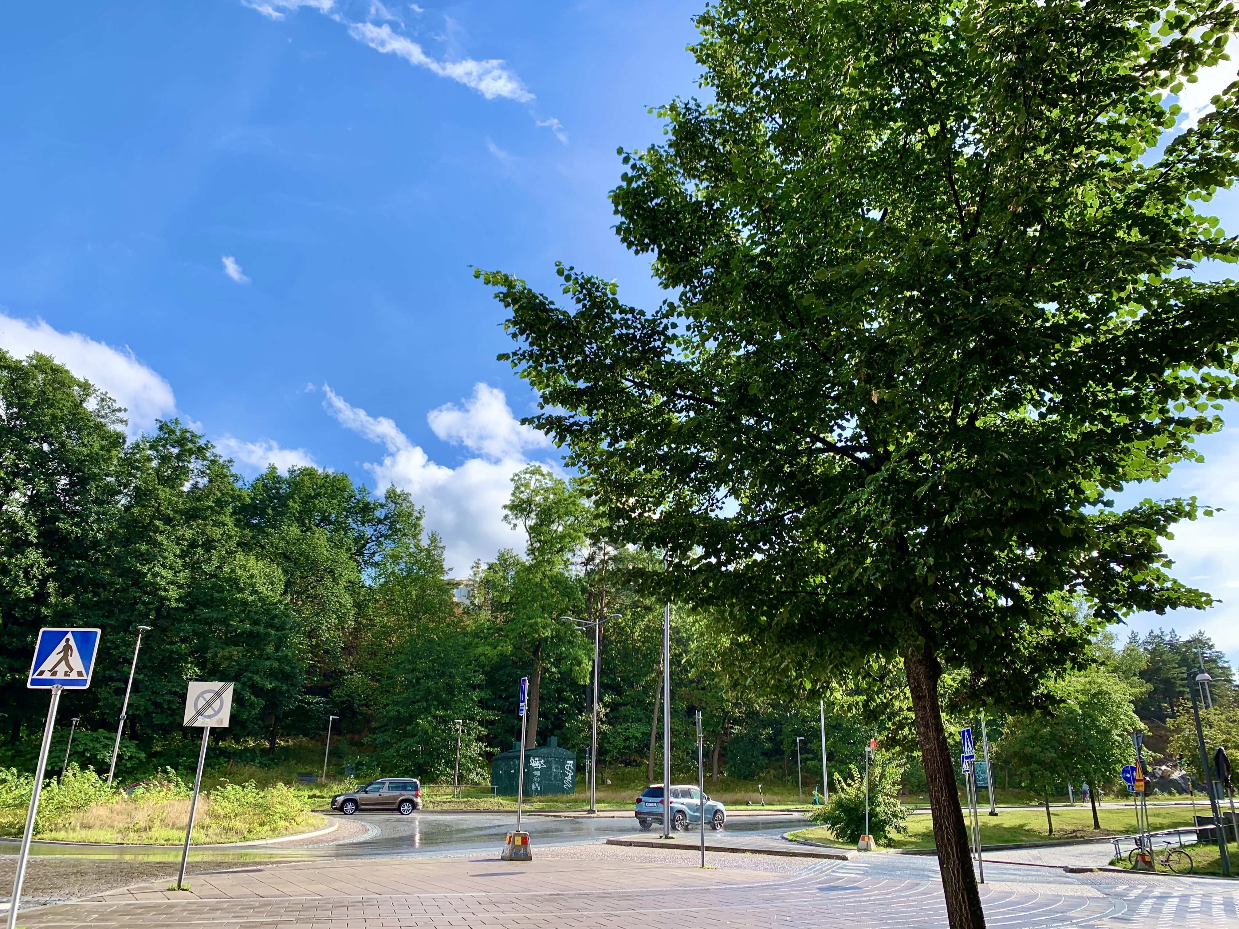 첫 날 수업이 끝나고 나와서 마주친 맑은 하늘