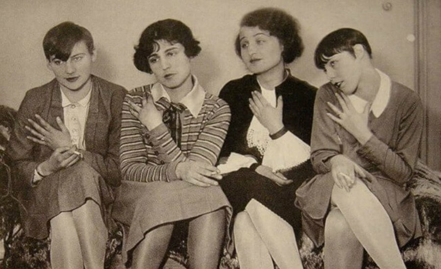 (바우하우스의 여성 예술가들(Alexa von Porewski, Lena Amsel, Rut Landshoff, unknown), 1929년 이전. Berlinische Galerie, Photographic Collection. 출처: https://www.artspace.com/)