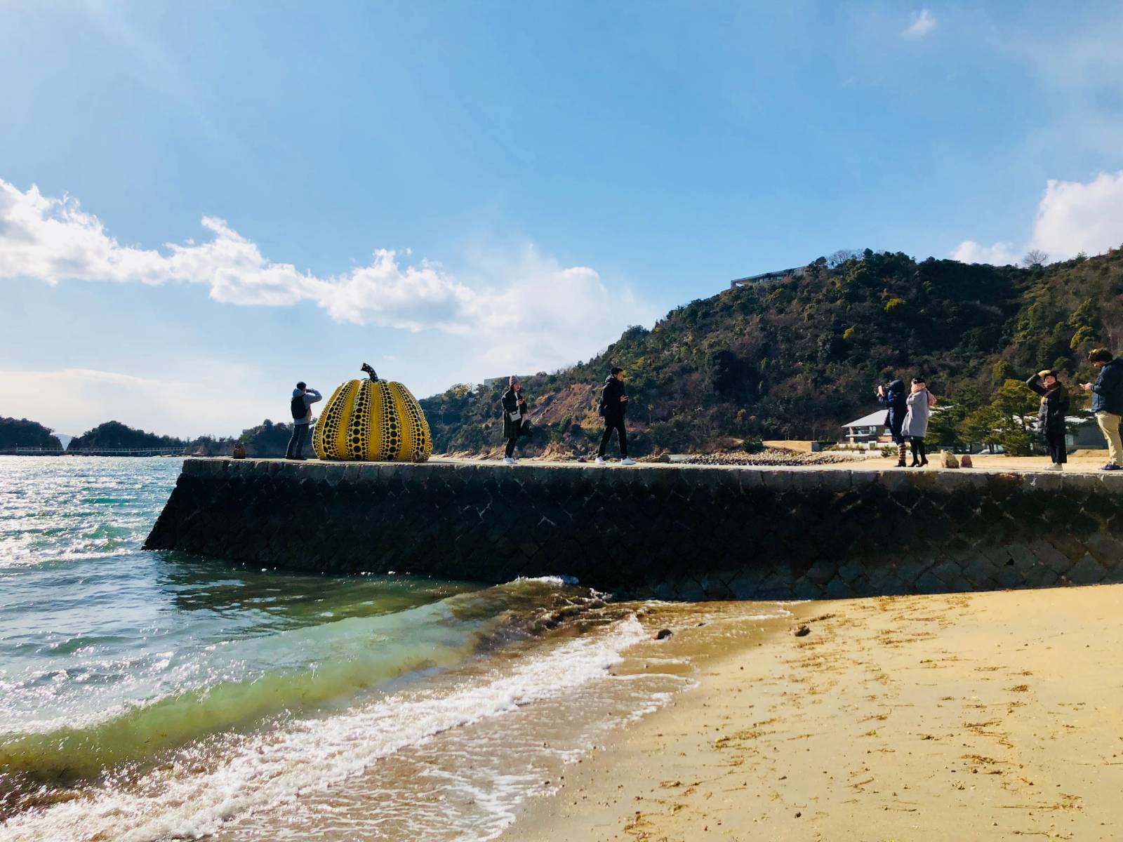 해변가 ‘쿠사마 야요이’ 작품 노란 호박, 기념사진을 촬영하기 위해 관광객들이 줄지어 있는 모습