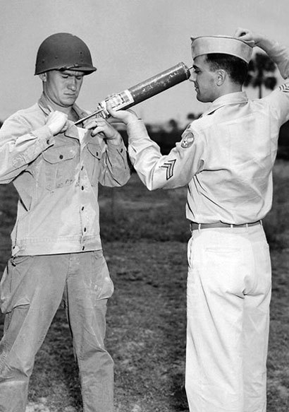 미군이 DDT를 살포하는 모습 ⓒ 미국 질병통제예방센터(CDC)