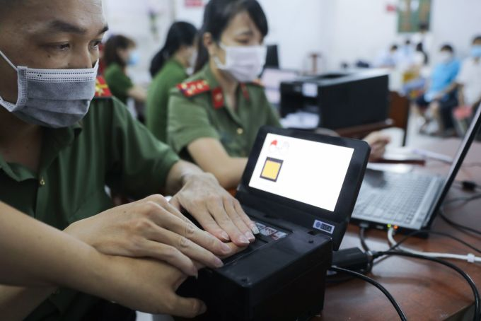 2021년 3월 호치민시 투득시에서 공민신분증카드를 만들러 온 사람의 지문데이터를 수집하는 공안