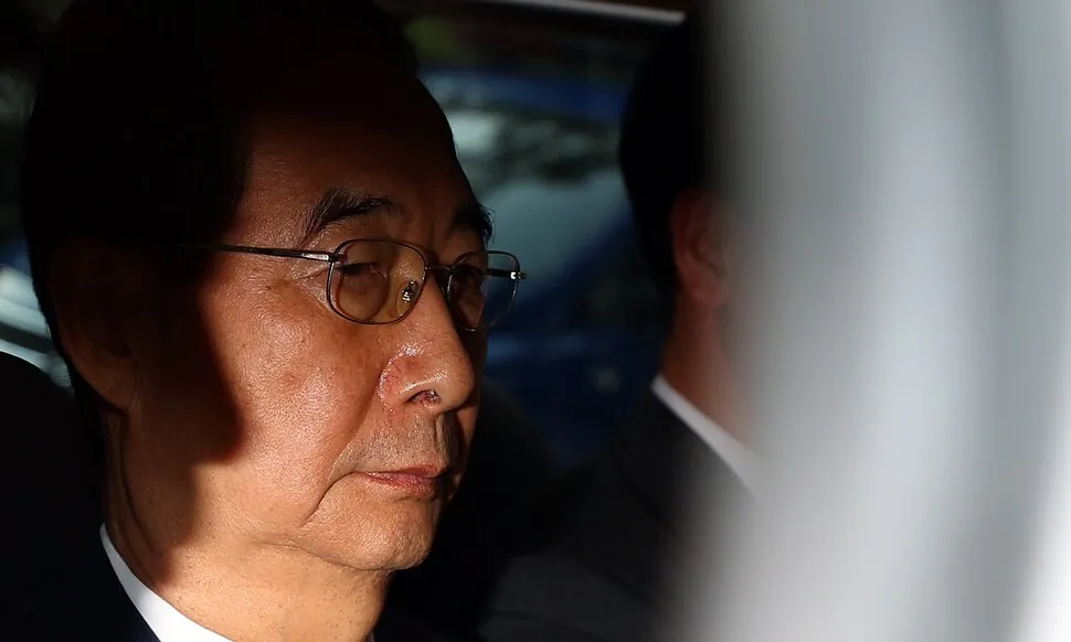 윤석열 전 대통령의 내란 행위 방조 혐의를 받는 한덕수 전 국무총리가 27일 구속 전 피의자 심문(영장실질심사)을 마친 뒤 서울 서초구 서울중앙지법 청사를 나와 차량에 탑승해 있다.