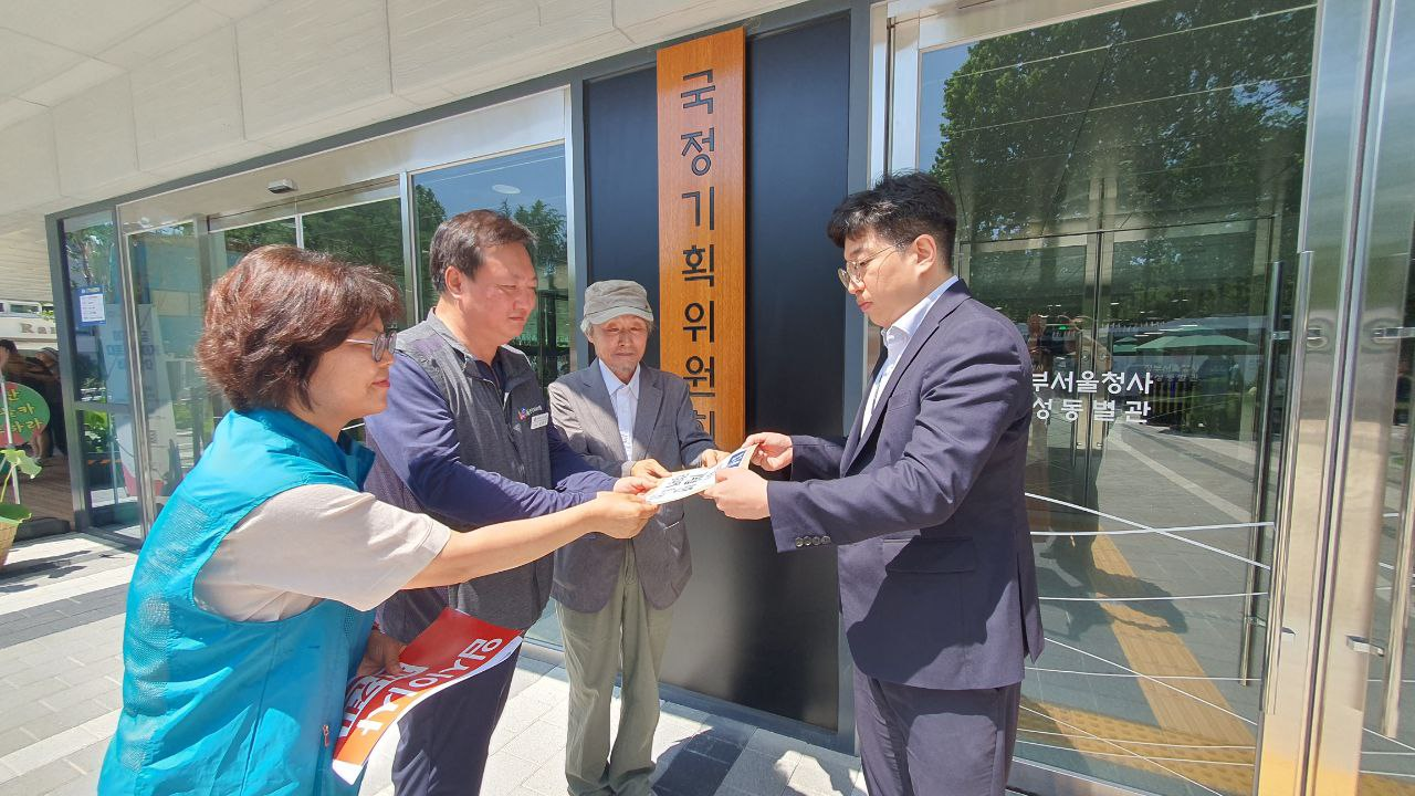 교수노조 조경순 사무처장이 국정과제 요구안을 전달하고 있다.