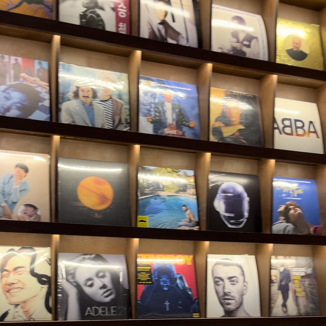 가장 눈에 잘 띄는 벽에 전시된 유명 뮤지션의 음반들