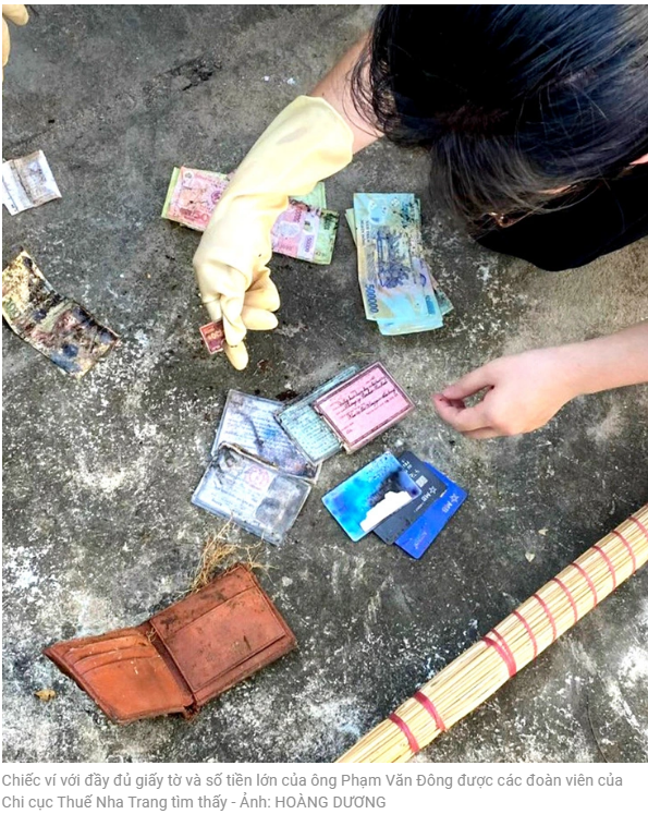 팜 반 동 씨의 신분증과 거액의 돈이 전부 있는 지갑이 냐짱 세무지국의 단원들에게 발견되었습니다