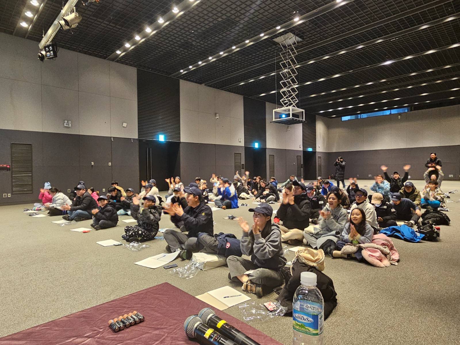 기후골든벨의 시작을 알리는 참여자들의 박수와 함성