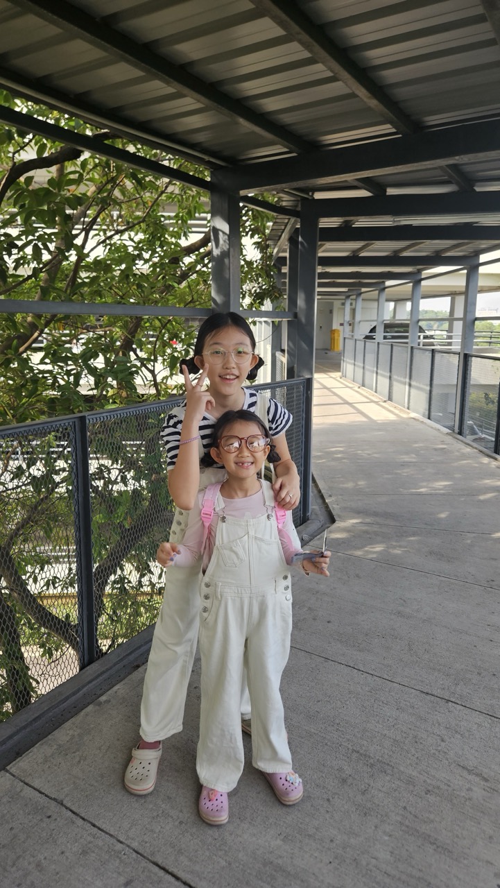 다이소에서 산 가짜 안경 쓰고 언니와 쌍둥이 놀이 😆 