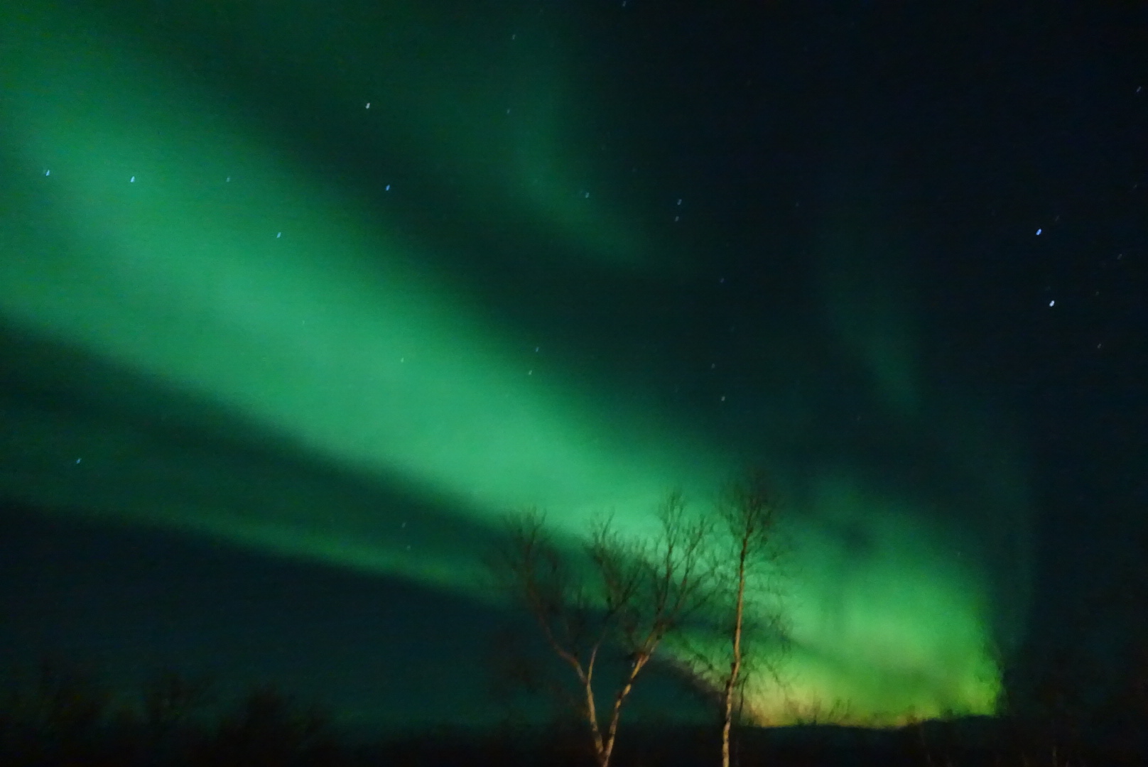 오로라를 보러 간 아비스코에서 제대로 보고야 만 오로라 사진을 한 장 첨부해봅니다. 왼쪽 하늘에는 북두칠성도 있답니다