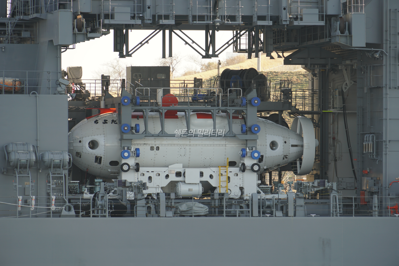 ASR-404 치요다에 탑재된 심해잠수구조정(DSRV)