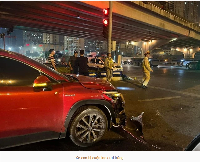 떨어진 스테인레스 코일에 맞은 차량