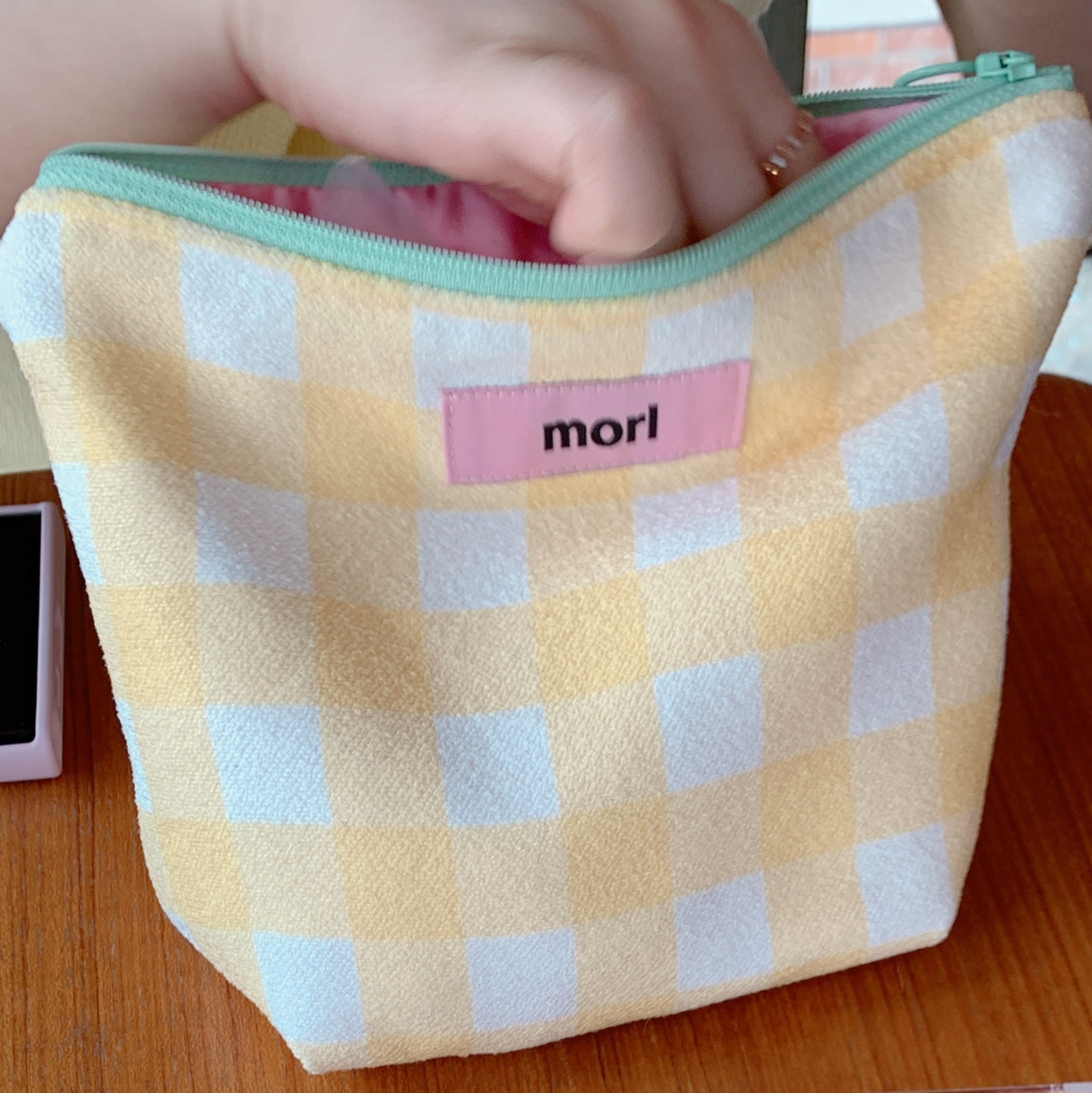 에디터 배배가 매일 들고다니는 (커다란..) 파우치💛