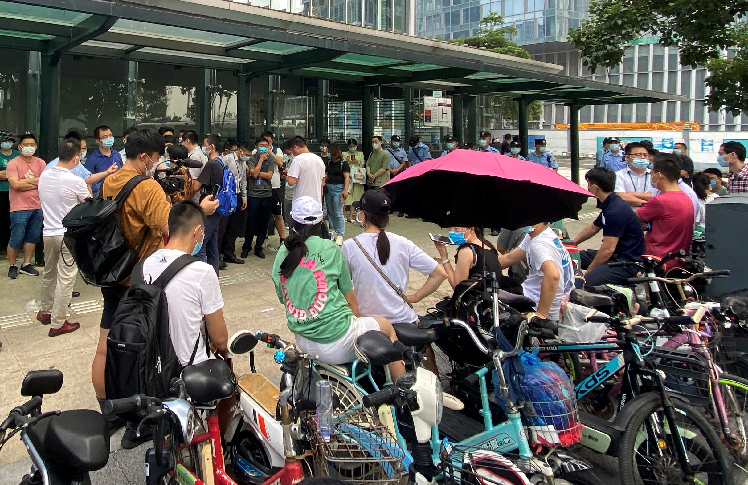 중국 선전 헝다그룹 본사 앞에서 돈을 돌려달라고 시위하는 투자자들. 연합뉴스