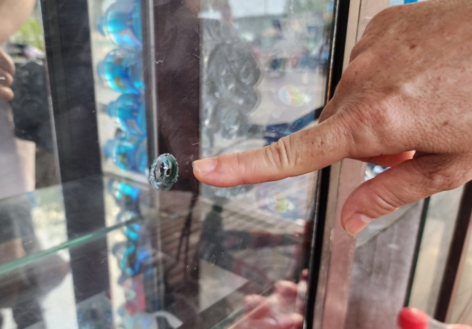 튀 씨 집의 0.5cm 유리문은 쇠구슬에 맞아 구멍이 났습니다