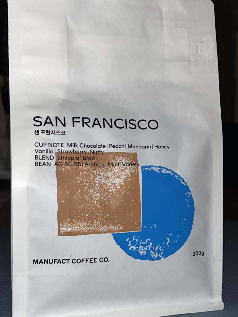매뉴팩트에서 구매한 블랜딩 원두. 가본 적 없는 곳의 맛이 느껴질 것만 같은 이름이다.