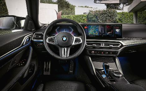 BMW 신형 전기차 I4 운전석의 모습. 대형 디스플레이와 물리 버튼 최소화는 되돌릴 수 없는 트렌드입니다  (사진 출처: BMW)