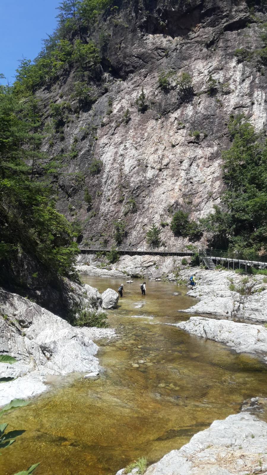 어떠세요? 웅장하고 기괴한 장관 앞에 점이 된 우리의 모습. 시원한 계곡물을 가로질러 열심히 걸었습니다.