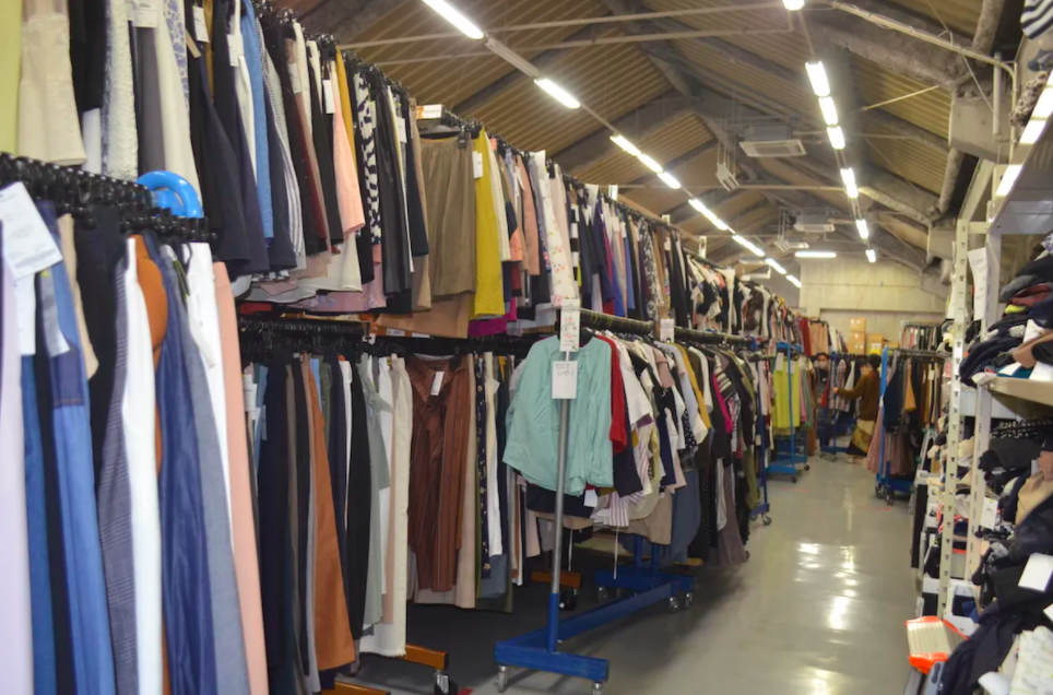 도쿄 코쿠리츠(国立市) 시에 위치한 '국제 상품 센터' 모두 3층 건물에 1만 평, 상시 평균 40만 점의 상품이 창고에 보관중이라나요?!