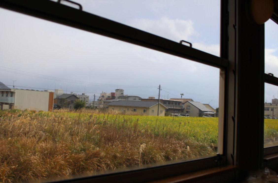 창 밖 풍경을 즐길 수 있다면, 여행지까지 가는 여정도 여행의 일부입니다.