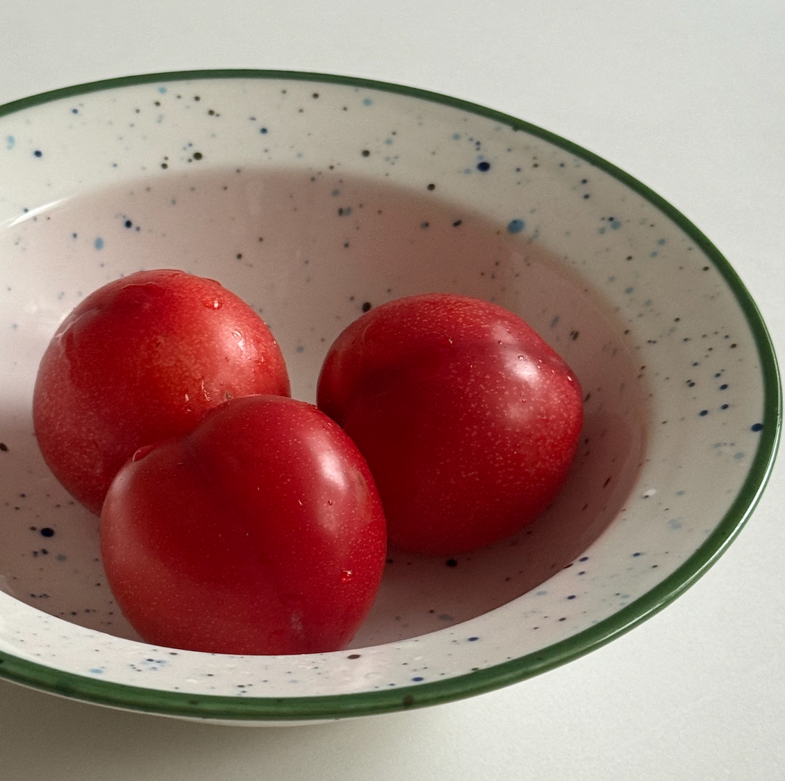 요즘 자두가 제철이에요. 껍질 부분은 새콤하고 안쪽 과육은 달콤한 것을 한 입 베어물면, 이게 바로 여름이 맛이지! 싶어져요.