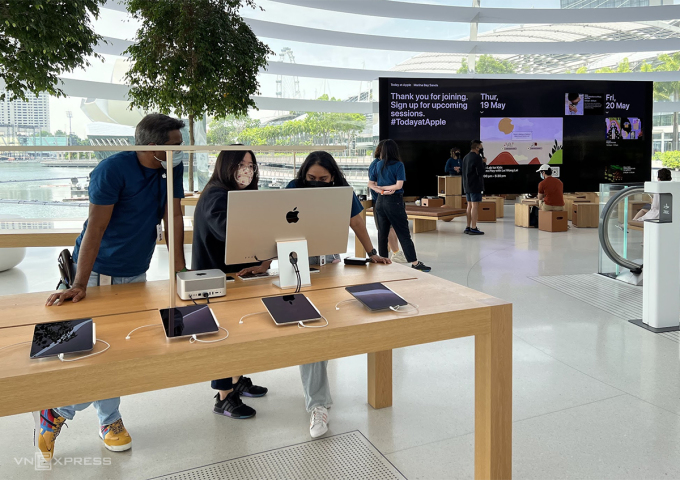 싱가포르의 한 애플스토어 내부