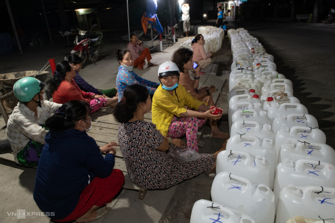 2024년 4월 장기화된 건기 기간, 띠엔장 성 고꽁동 현 떤프억 마을(xã Tân Phước, huyện Gò Công Đông, Tiền Giang) 주민이 밤새 자선단체의 물공급을 기다립니다.