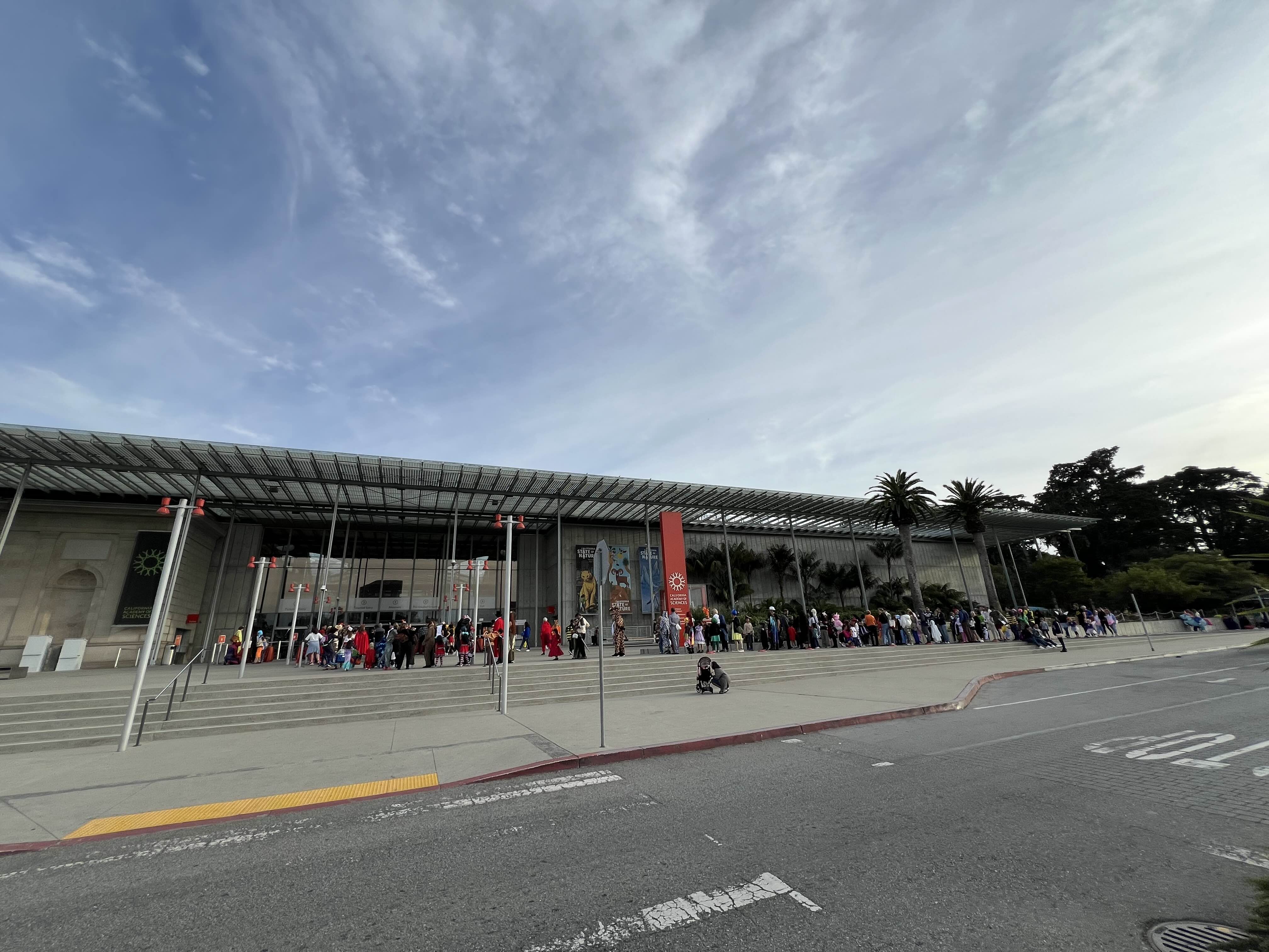 (잘 안 보이지만) California Academy of Sciences앞에 코스프레를 하고 기다리는 사람들