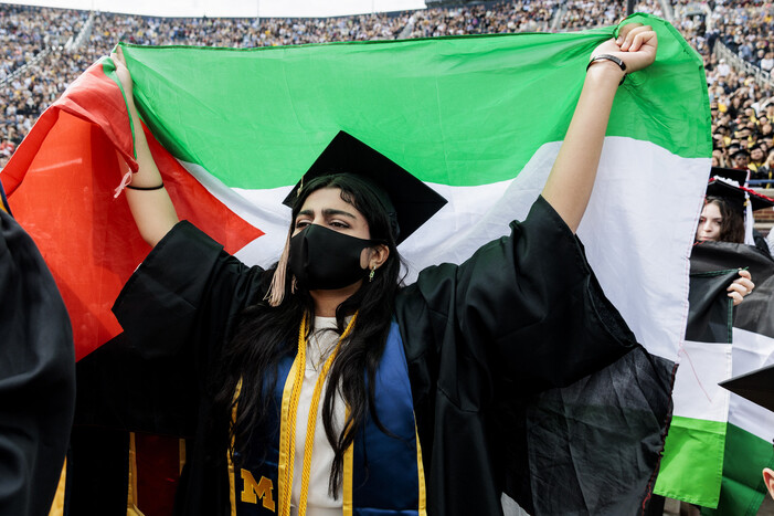 2025. 5. 4. 미국 미시간대 졸업식에서 한 졸업생이 팔레스타인 깃발을 펼치고 있다/AP 연합뉴스