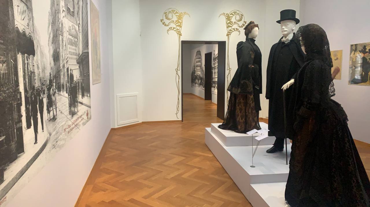 이렇게 무샤가 살았던 시절 유럽인들의 의복을 재현한 공간도 있었구요. 이 공간의 이름은 플라뇌르, 즉 산책자라는 타이틀을 달고 있었어요. &nbsp;한편, 바로 이런 사람들이 헤이그 특사들을 입장 불가 시키고 이준을 호텔방에서 홧병으로 숨지게 만든 유럽인들이겠죠?&nbsp;