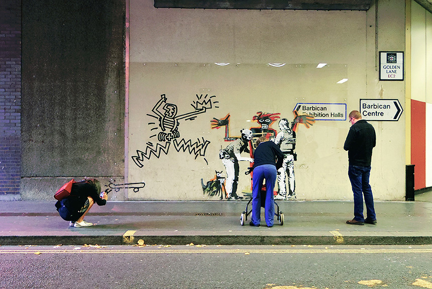 스트리트 아트의 대표 작가 바스키아와 그 다음이라 할 수 있는 뱅크시의, 멋대로 콜라보레이션? 지난 2017년 9월 영국 런던에서 바스키아 특별전이 열리는 갤러리 빌당 벽에 이런 그림이 돌연..나타났다고 해요. 
