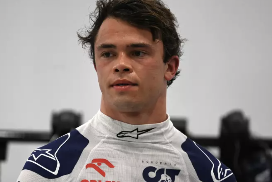 2022년 몬차에서의 꿈같은 데뷔는 그에게 2023년 알파타우리 시트를 안겨주었지만, 11번의 그랑프리 후 알파타우리는 드브리스를 내보애야 했습니다. 그를 대신해 처음에는 리카르도가, 리카르도의 부상 공백기에는 로슨이 그 자리에서 차량을 조종하게 됩니다.